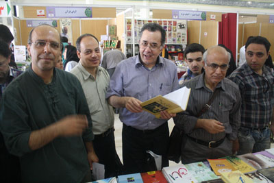 http://aamout.persiangig.com/image/book-fair-27-tehran/930216/001.JPG