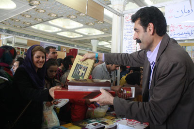 http://aamout.persiangig.com/image/book-fair-27-tehran/930218/001.JPG